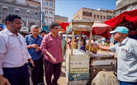 حملة ميدانية لرفع العوائق وتنظيم الأسواق في مديرية صيرة بالعاصمة عدن