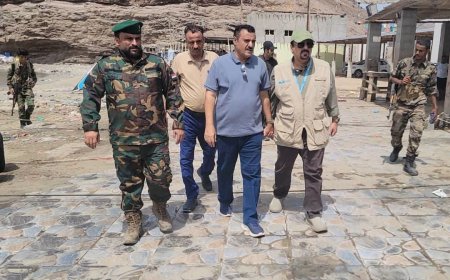 مدير البريقة وممثل من ( اليونبس ) يطلعان على إحتياجات المديرية من المشاريع الخدمية والإنمائية
