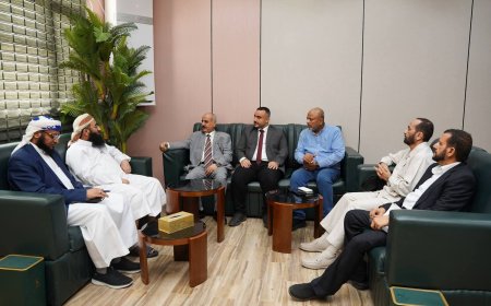 وزير الأوقاف والإرشاد يبحث مع الخطوط الجوية اليمنية الاستعدادات المبكرة لموسم الحج القادم 1448هـ