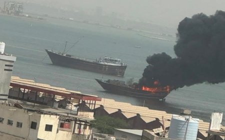 عاجل.. حريق يلتهم سفينة شحن خشبية أثناء رسوها في ميناء المعلا بعدن