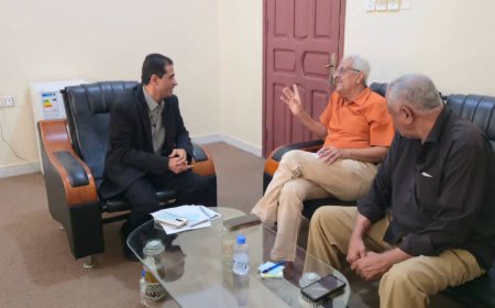 وكيل حضرموت للشؤون المالية والإدارية يناقش مع قيادتي المالية والخدمة المدنية تعزيز الأداء المؤسسي ومراجعة الأوضاع المالية والإدارية