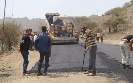 بمتابعة حثيثة من اللواء القبة.. بدء أعمال سفلتة طريق الحصين – الشعيب 