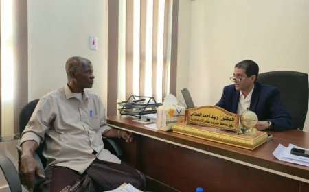 وكيل حضرموت العطاس يطلع على الإيرادات العامة للمحافظة ويؤكد أهمية تطوير الأداء