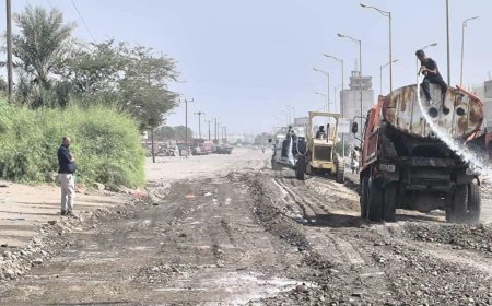أعمال صيانة طارئة على طرق محافظة لحج لتخفيف معاناة المواطنين والمسافرين