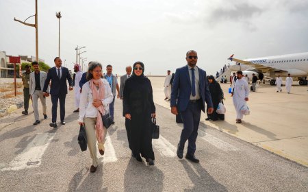وكيلا حضرموت الحضرمي وباعلوي يستقبلان السفيرة الفرنسية لدى اليمن في مطار الريان الدولي