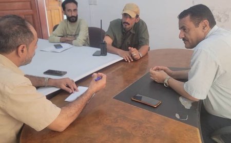 مدير عام البريقة يناقش نشاط مكتب الأشغال العامة بالمديرية