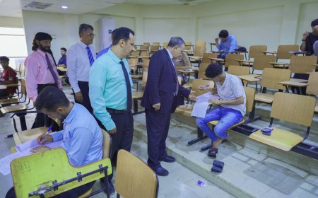 رئيس جامعة عدن يتفقد امتحانات العلوم الإدارية ويؤكد: الجودة تصنع مستقبل الخريجين