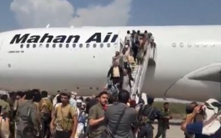 عاجل.. أول فيديو لنزول الوفد الحوثي من الطائرة الإيرانية في مطار الحديدة.. شاهد