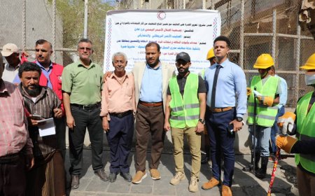المدير التنفيذي لصندوق النظافة بعدن يدشن العمل بمعدات الهلال الأحمر في فتح مجاري السيول بكريتر