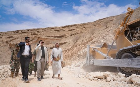 المحافظ بن الوزير يتفقد مستوى الإنجاز في مشروع شق وتوسعة عقبة خفعة.