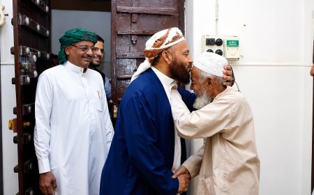الشيخ محمد بن شبيبة يقدم واجب العزاء في وفاة الشيخ العلامة علي بن سالم بكير
