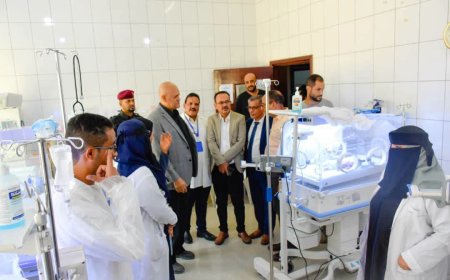 محافظ تعز يزور هيئة مستشفى الثورة العام ويوجه بالتركيز على التخصصات النوعية وتطوير الخدمات الطبية