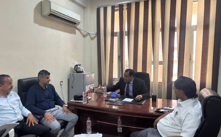 الوزير السقطري يتفقد سير العمل في قطاعي الزراعة والأسماك بديوان عام الوزارة