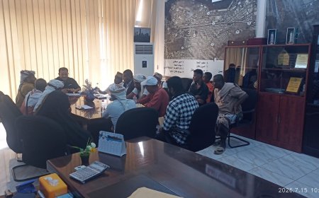 المدير االعام لتنفيذي لصندوق النظافة بعدن يناقش مع النقابة أوضاع العمال والتطبيب والجمعية السكنية