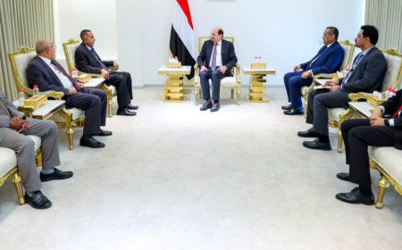 رئيس الوزراء وزير الخارجية يلتقي في عدن رئيس وأعضاء اللجنة العليا للمناقصات والمزايدات