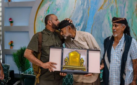 محافظ الضالع يزور شيخ مشايخ الشعيب ويكرمه بدرع السلطة المحلية تقديراً لجهوده