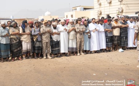 في مشهد مهيب.. اللواء اللحجي يؤدي الصلاة على شهداء قوات درع الوطن في عدن