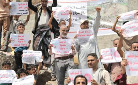 تعز.. أهالي حي المناخ يحتجون ويطالبون باستكمال الجدار الساند قبل وقوع كارثة وشيكة