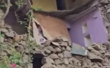 تعز.. الأمطار الغزيرة تتسبب بانهيار جزئي لمنزل في عزلة قراضة بالصلو.. ومناشدات عاجلة لإنقاذ الأسرة المتضررة