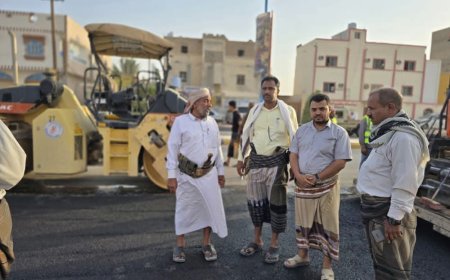 المحافظ بن الوزير يتابع سير الإنجاز في مشروع تأهيل وتوسعة شارع الأربعين بمدينة عتق