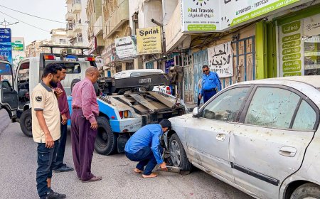 حملة لإزالة السيارات المتهالكة في شوارع مديرية صيرة بعدن