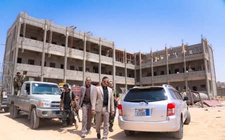 المحافظ بن الوزير يتفقد مستوى الإنجاز في مشروع مدرسة الأوائل بحي بن ثابت بمدينة عتق