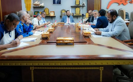 محافظ العاصمة عدن يناقش جهود إزالة العشوائيات والمخلفات وتعزيز الانضباط المروري