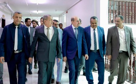 رئيس الوزراء وزير الخارجية يزور المجمع القضائي في عدن