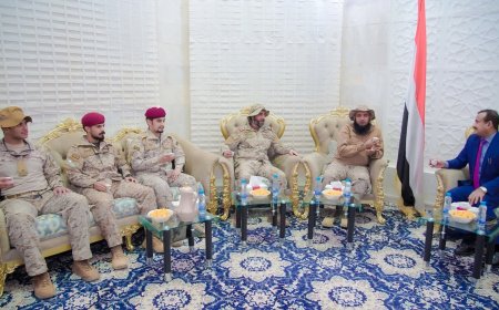المحافظ بن الوزير وقيادة القوات المشتركة يؤكدان تعزيز الجاهزية العسكرية والتنسيق المشترك