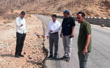 مؤسسة الطرق وصندوق صيانة الطرق بشبوة ينفذان نزولًا ميدانيًا لحصر الأضرار وتحديد المعالجات في طريق عتق – النقبة