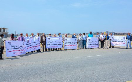 مجلس جامعة عدن ينظم وقفة احتجاجية ويجدد مناشدته لحماية أراضي الحرم الجامعي