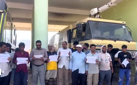 موظفو مطار سقطرى يواصلون التصعيد للمطالبة بتغيير إدارة المطار