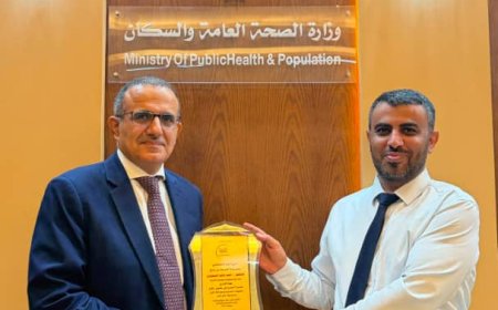 وزير الصحة يكرّم الدكتور أحمد السعيدي بدرع التميز المؤسسي تقديراً لإسهاماته في تطوير نظم المعلومات الصحية