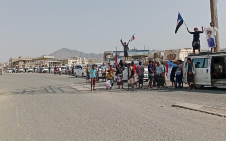 لحج.. الحواشب تشارك بموكب جماهيري كبير في الوقفة الاحتجاجية بالحوطة رفضا لتدهور الخدمات