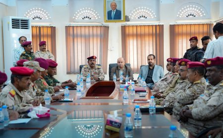 الخنبشي يعقد لقاءً موسعاً بقيادة المنطقة العسكرية الثانية ويؤكد أهمية وحدة القرار العسكري وتعزيز الجاهزية