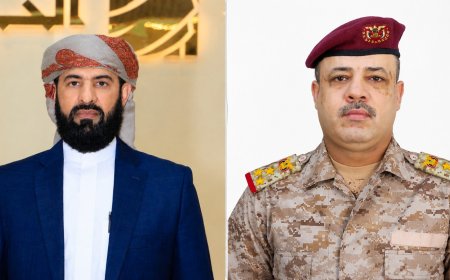العميد الركن حسن القاضي يهنئ اللواء الدكتور مختار الرباش بمناسبة تعيينه قائدًا لمحور أبين وترقيته إلى رتبة لواء