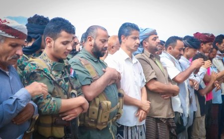 بموكب جنائزي مهيب يتقدمه محافظ الضالع.. تشييع الشهيدالنجار ضابط أمن سوق سناح