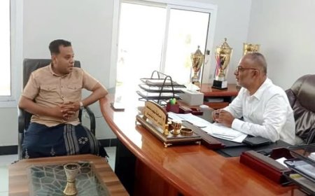 المهندس باسعد يلتقي القائم بأعمال مدير مشروع نظافة الشحر ويؤكد أهمية تطوير الأداء والارتقاء بالخدمات"