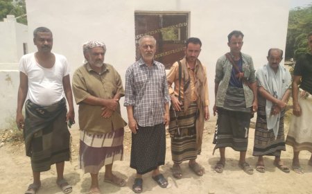 رئيس مجلس إدارة النخيل بمعية عدد من رجال الأعمال في زيارة تفقدية لمدينة النخيل بمنطقة العلم بساحل أبين 
