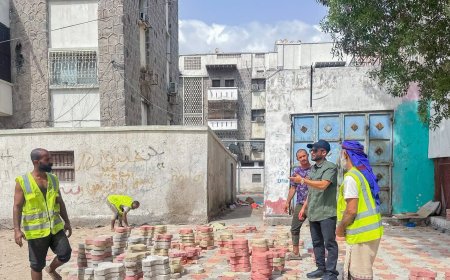 بدء أعمال رصف الإنترلوك في شارع أروى بمديرية صيرة بعدن