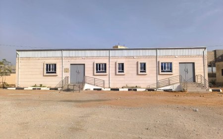 استلام مبنى مركز الإصدار الآلي لفرع مصلحة الأحوال المدنية بشبوة بتمويل من السلطة المحلية
