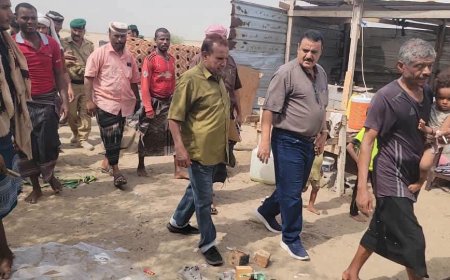 الداؤؤدي "مدير البريقة يطمئن على صحة أسرة تعرض سقف مسكنهم للإنهيار بقلوعة بئر أحمد مما ادى لوفاة طفل وإصابة ( 4 ) آخرين.