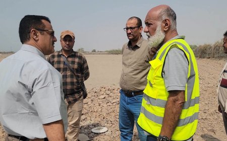 باخبيرة والداؤودي يعاينان المساحة المخصصة لإنشاء محطة لتحلية مياه البحر بعدن بتمويل سعودي 