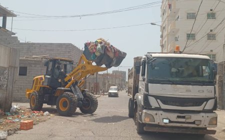 مدير عام خورمكسر يتابع أعمال رفع الأتربة المحاذية لمطار عدن الدولي ويطلع على سير حملة النظافة اليومية