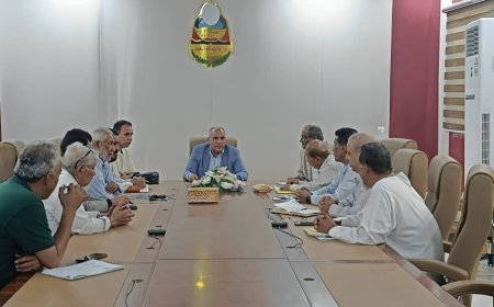 وزير التربية والتعليم (العبادي) يناقش مع مستشاري الوزارة بعدن سبل تطوير الأداء الإداري والارتقاء بالجودة التعليمية