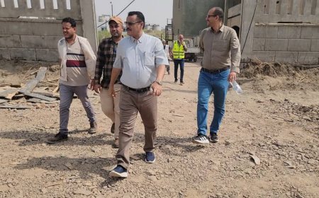 بتمويل سعودي.."الداؤودي" و"باخبيرة" يطلعان على المساحة المخصصة لإنشاء محطة لتحلية مياه البحر بعدن