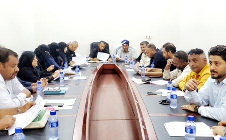 المكتب التنفيذي بمديرية التواهي يناقش تقارير الصحة والأشغال والصرف الصحي ويؤكد تعزيز مستوى الخدمات للمواطنين