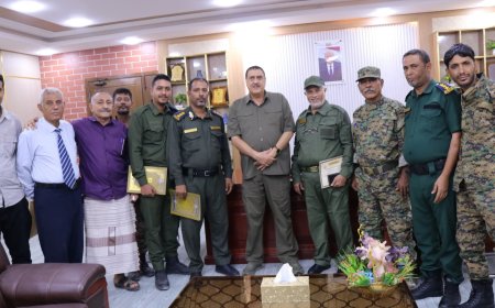 مدير أمن العاصمة.. عدن يكرّم شرطة المنصورة لنجاحها في كشف وضبط المتهم الرئيسي بسرقة المال العام