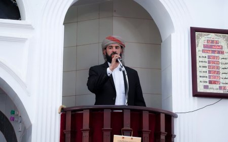 محافظ أبين خطيبًا في صلاة الجمعة ويؤم المصلين بمسجد العرقة بسباح ويشدد على التكاتف ونبذ الفرقة