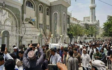وداعٌ مهيب للصحفي محمد عيضة في تعز.. مطالبات شعبية ودولية بتسريع محاكمة المتورطين في اغتياله